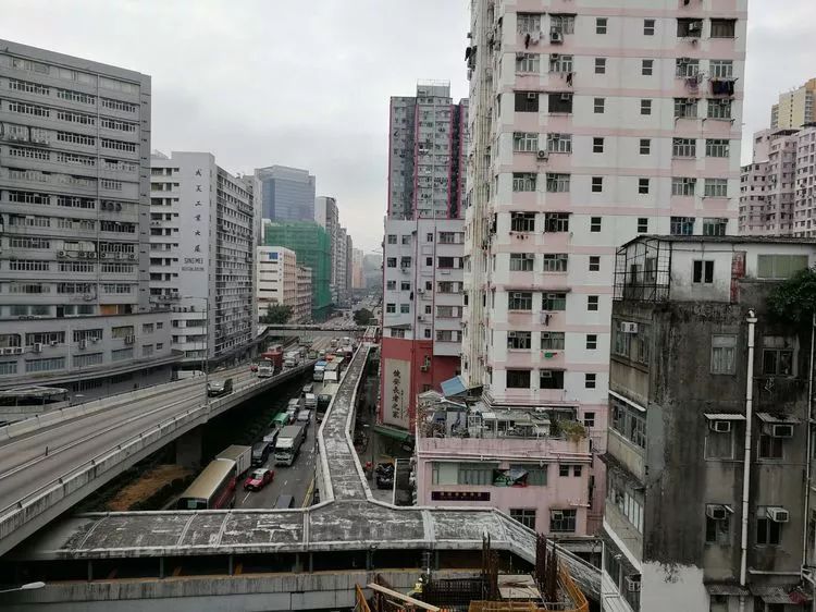 最后一天骑单车离港的路上,骑上了一处立交桥.看到了如此的风景.