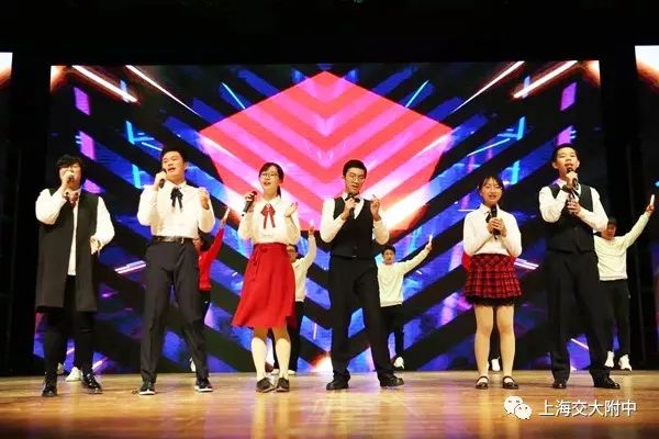 三校的音乐老师施淑贤,缪追欣,隋炜老师带来了歌曲表演《夜空中最亮的