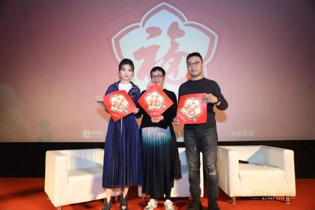 短片放映结束之后,导演许鞍华和主演春夏登台,现场讲述影片台前幕后的