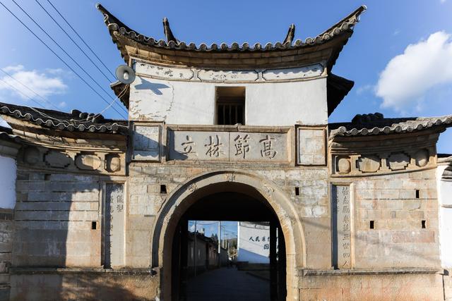 董关村位于腾冲市腾越镇云山社区,青山绿水,景色怡人,没有了大都市