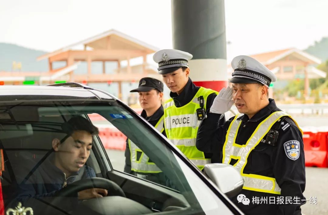 西河检查站交警正在执勤.