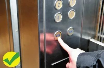 电梯关门时,不要把手或其他物体伸到两个门扇之间.