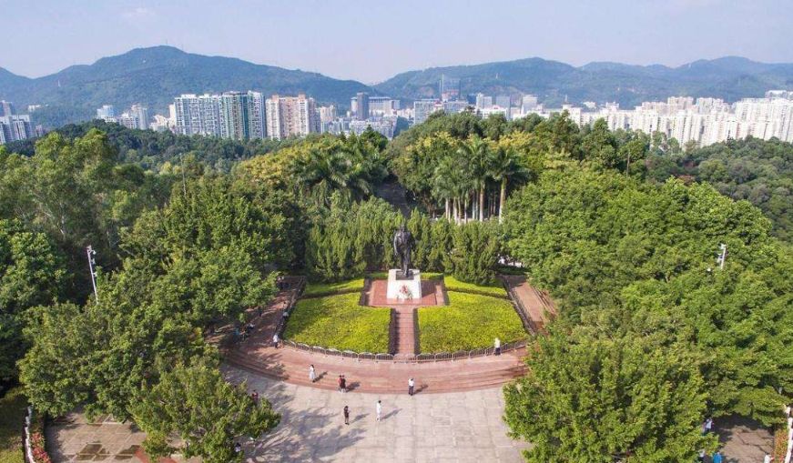 13:00-16:00 莲花山公园主峰建有 4000平方米的山顶广场,是深圳市内