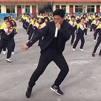 山西一小学的校长张鹏飞带学生跳鬼步舞的视频火到国外