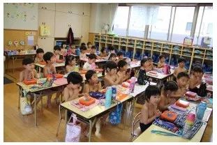 日本一所幼儿园禁绝学生穿衣服上学激发中日网友热议……真实情形是?