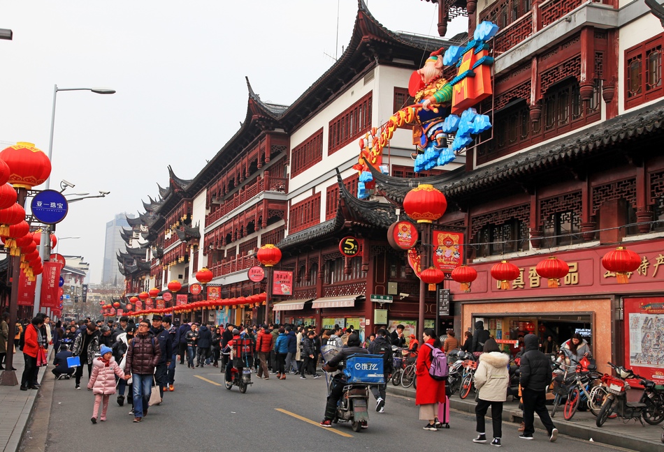 上海城隍庙小吃广场游客人山人海春节游玩高峰似乎提前上演