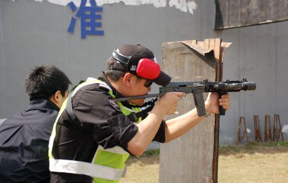 中国这款军用冲锋枪武器魔改后装备公警部队