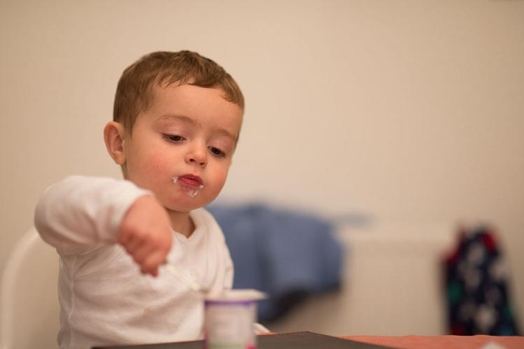 宝宝什么时候喝酸奶最好?儿科专家:千万别早于