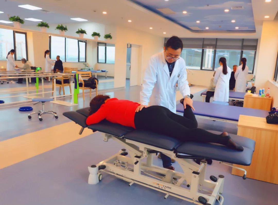 12月1日,周浦医院重点建设的特色专科康复医学科正式开业.