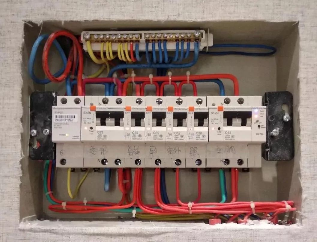 配电箱带电:火线零线地线怎么接老电工:接线顺序很重要