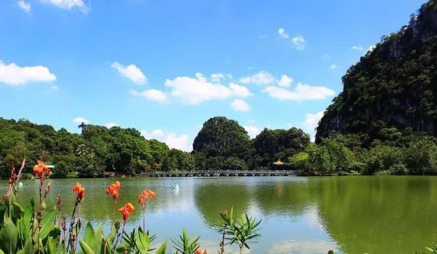 七星岩山水相连,风景秀丽,美景随处可得,水陆浑然一体,犹如一幅幅精美