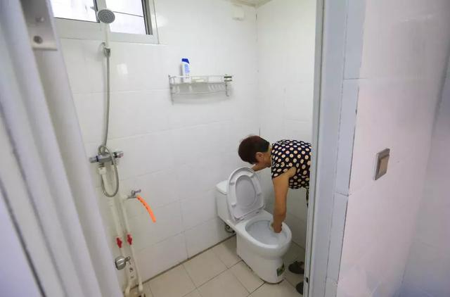 山东省荣成市俚岛镇烟墩角社区村民赵锦兰在清理改建后的自家厕所.