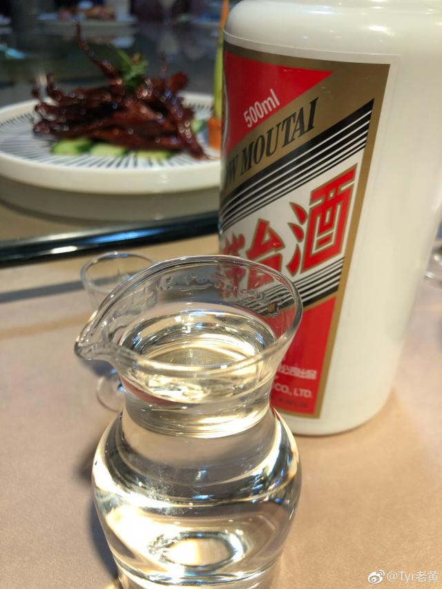 瘫痪21年桑兰与家人聚餐,餐厅环境豪华,茅台酒抢眼!