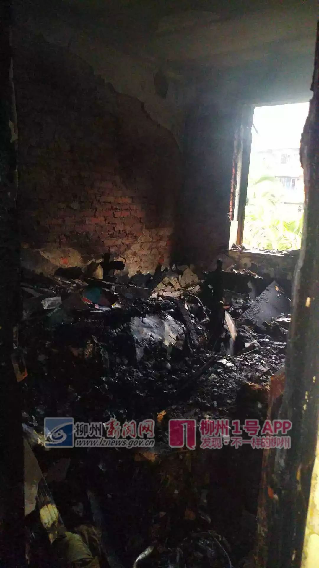 爆炸新闻突发柳州清晨煤气爆燃楼板震裂铁门震飞1人受伤