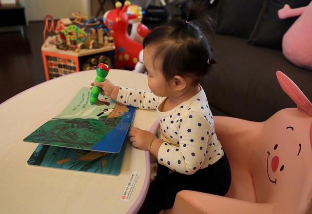 朱丹為培養女兒好習慣給她買桌椅，小小丹身姿筆挺，學習認真投入 親子 第4張