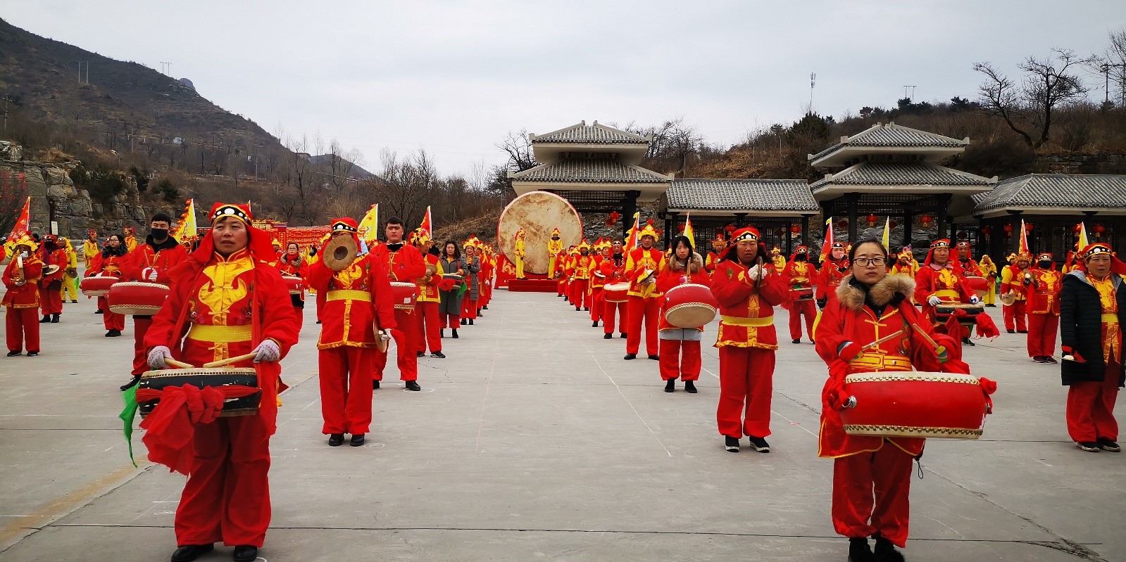 歡慶新年 快樂元旦 慶祝元宵節 新年快樂, 卡通手繪打大鼓人物, 快樂元旦, 新年快樂素材圖案，PSD和PNG圖片免費下載