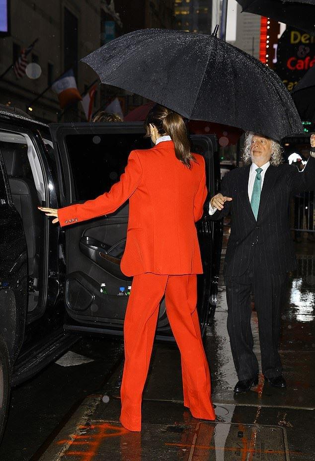 貝嫂雨中霸氣撐傘，一身紅色西裝氣場炸裂，這才是真正的時尚女王 時尚 第9張