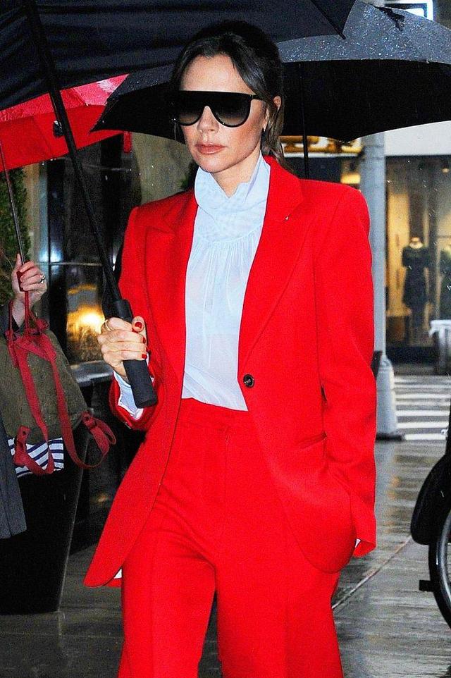 貝嫂雨中霸氣撐傘，一身紅色西裝氣場炸裂，這才是真正的時尚女王 時尚 第6張