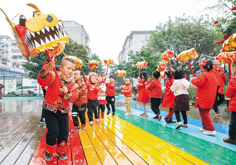 近日,海南省军区幼儿园开展舞龙舞狮,写福挂福,扎染,剪纸,绘画油纸伞