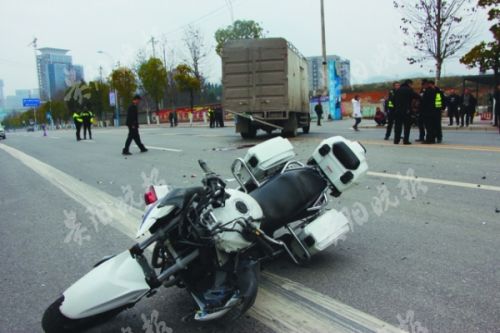 事发现场车头严重受损的警用摩托车