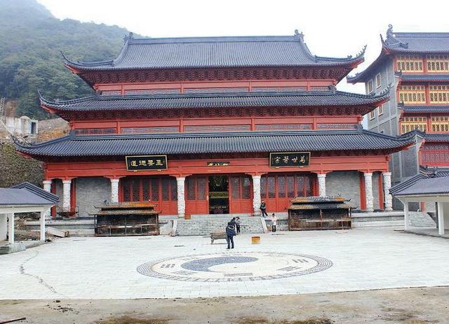 号称"第一灵山" 的灵峰禅寺,座落在宁波北仑区大碶街道的灵峰山燕窝岩