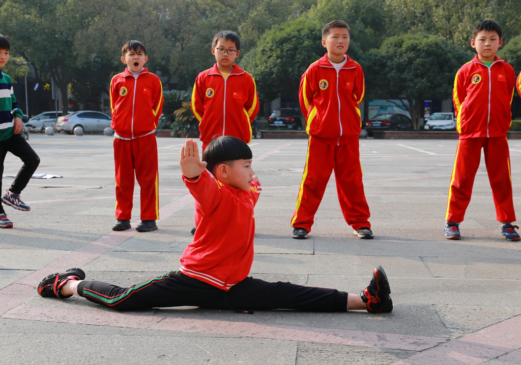 台州武林小子在教练的指导下练习武术基本功