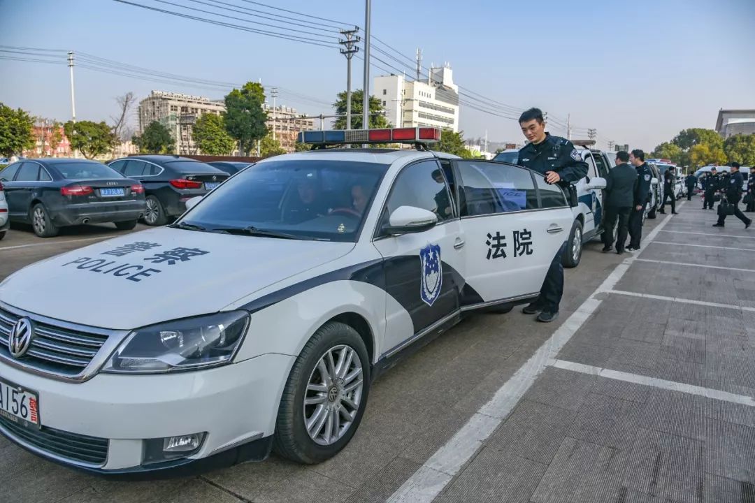 1月23日,玉环市人民法院组织近40名执行干警分7个小组分赴芦浦,楚门