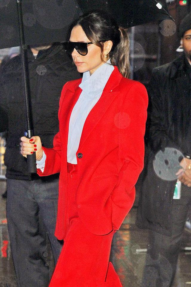 貝嫂雨中霸氣撐傘，一身紅色西裝氣場炸裂，這才是真正的時尚女王 時尚 第7張