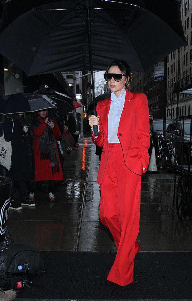 貝嫂雨中霸氣撐傘，一身紅色西裝氣場炸裂，這才是真正的時尚女王 時尚 第5張