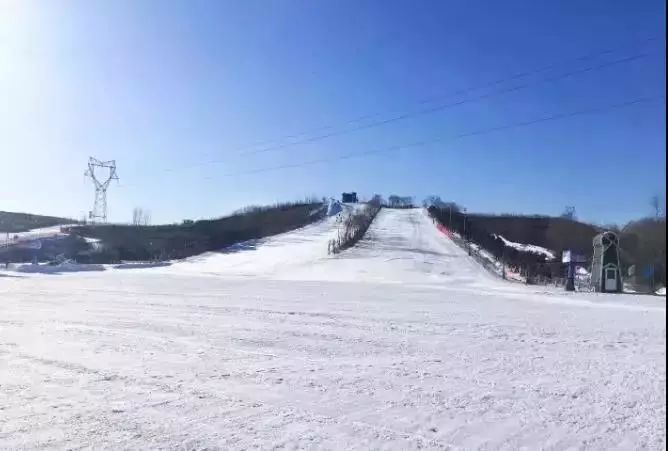 紫云山滑雪场 紫云山滑雪场始建于2005年,在之前很长一段时间内,都