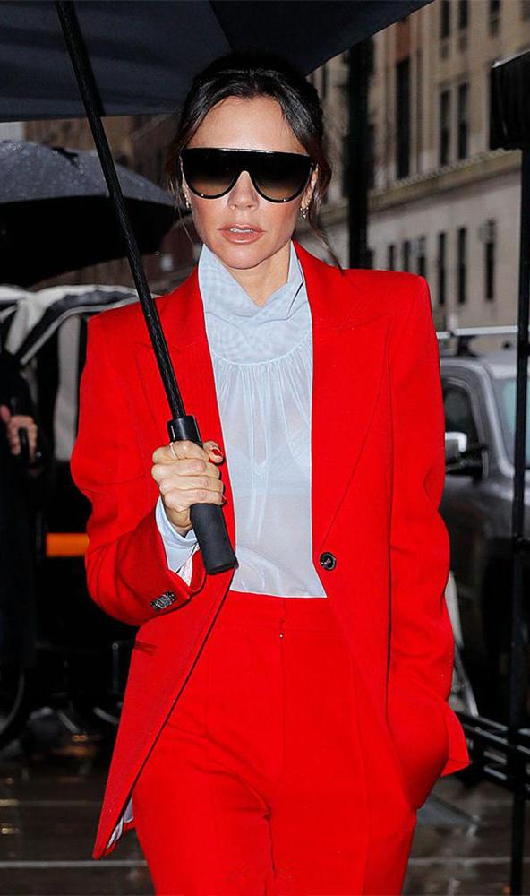 貝嫂雨中霸氣撐傘，一身紅色西裝氣場炸裂，這才是真正的時尚女王 時尚 第8張