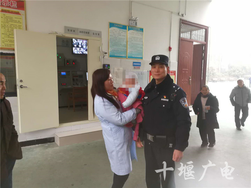 十堰民警马路边捡回弃婴 温情送至福利院