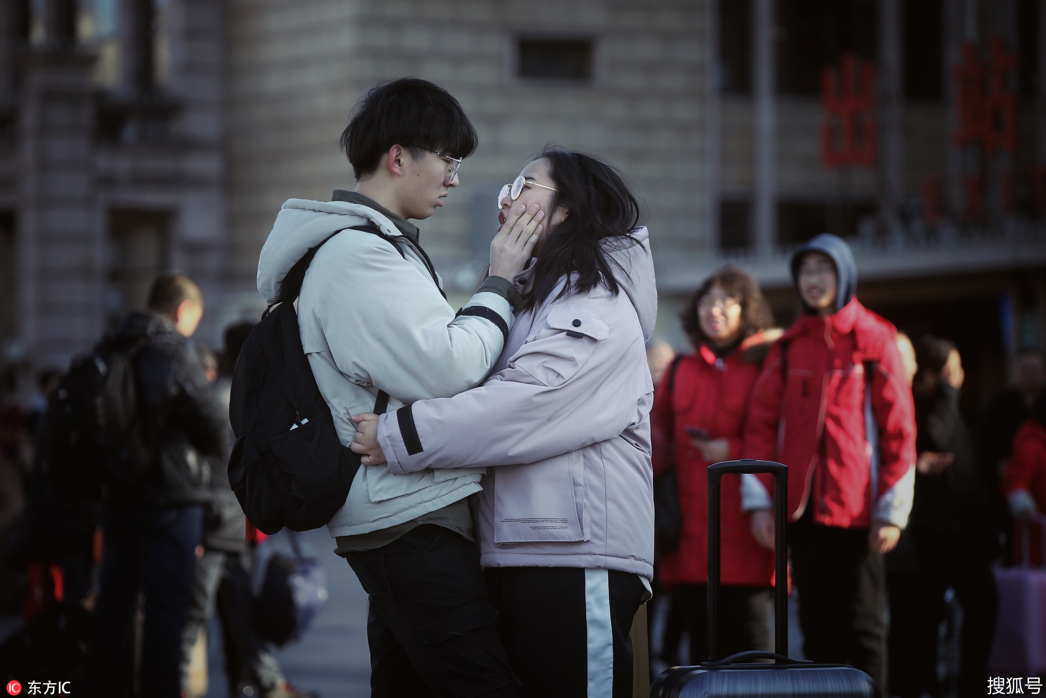 我和你吻别在拥挤的火车站!学生情侣依依惜别