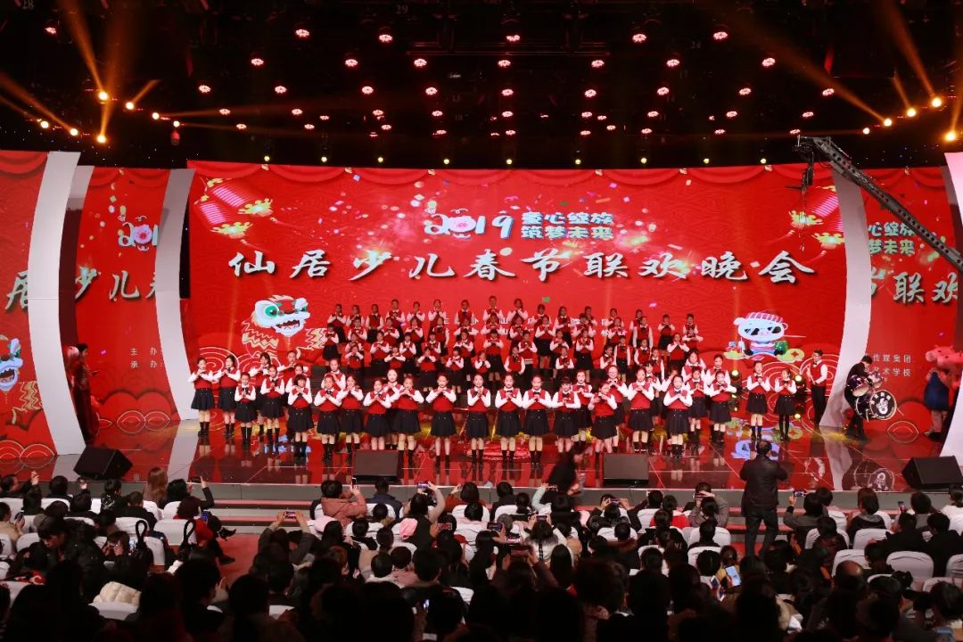 带来的合唱表演《青青世界》