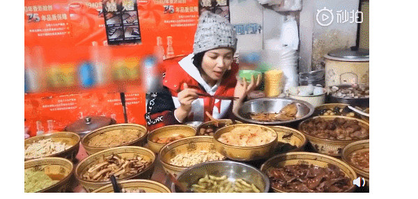 劉濤假裝老板娘賣水煮，網友說，把老板娘一起打包帶走 娛樂 第2張