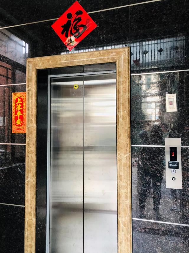 的楼梯旁加装了电梯,还在电梯门口设置了需要滴卡才能进出的安全门