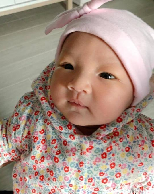 李亞男曬1個月大女兒吃奶嘴照，小家夥鼻子比王祖藍還大 親子 第5張