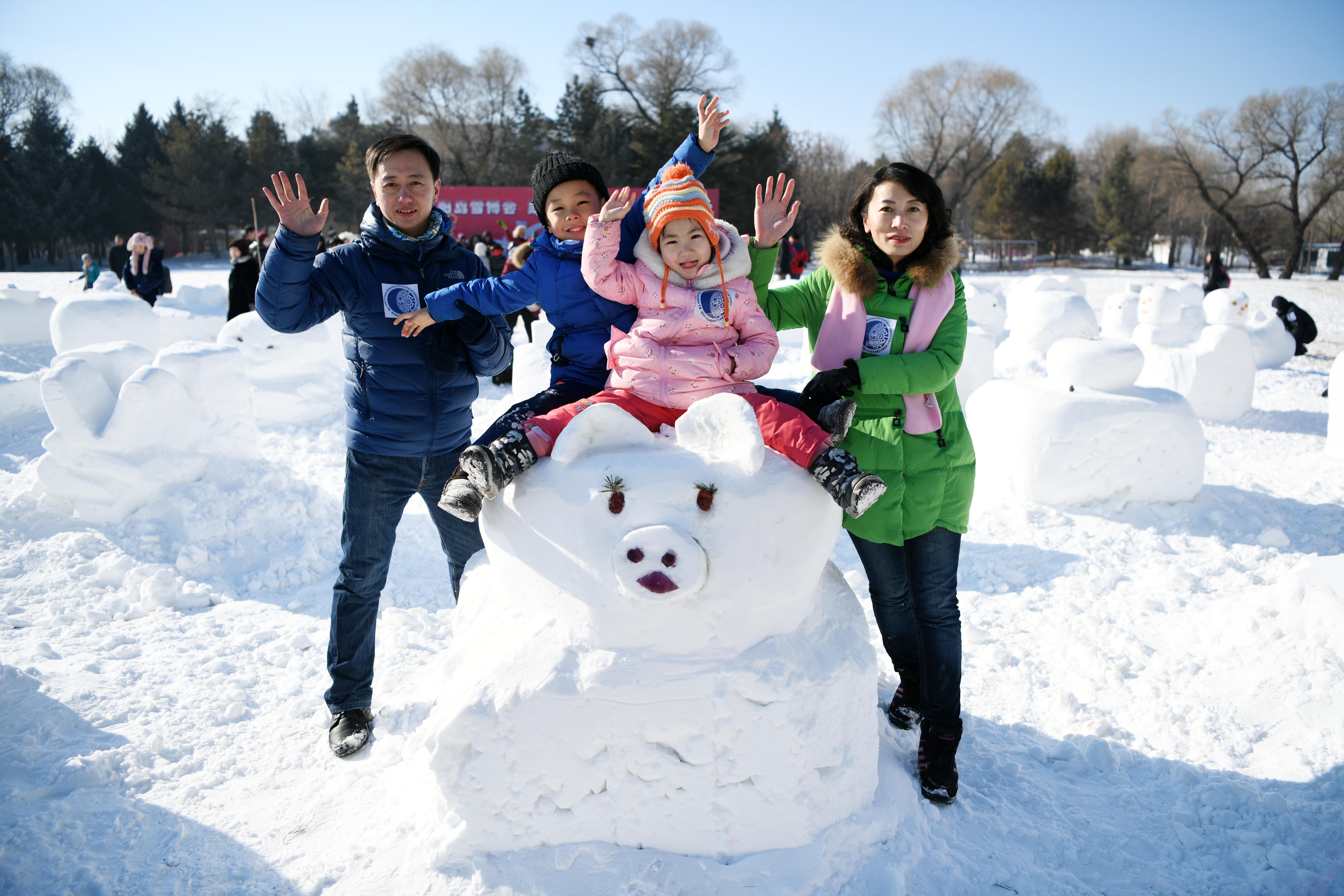 家庭雪雕赛 快乐享冰雪