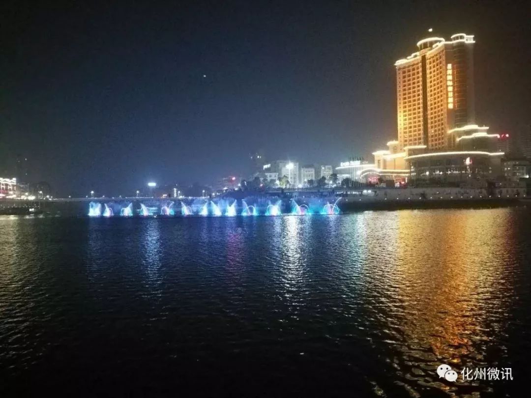 化州最新音乐喷泉领先看:东堤路绿道靓爆镜!_夜景