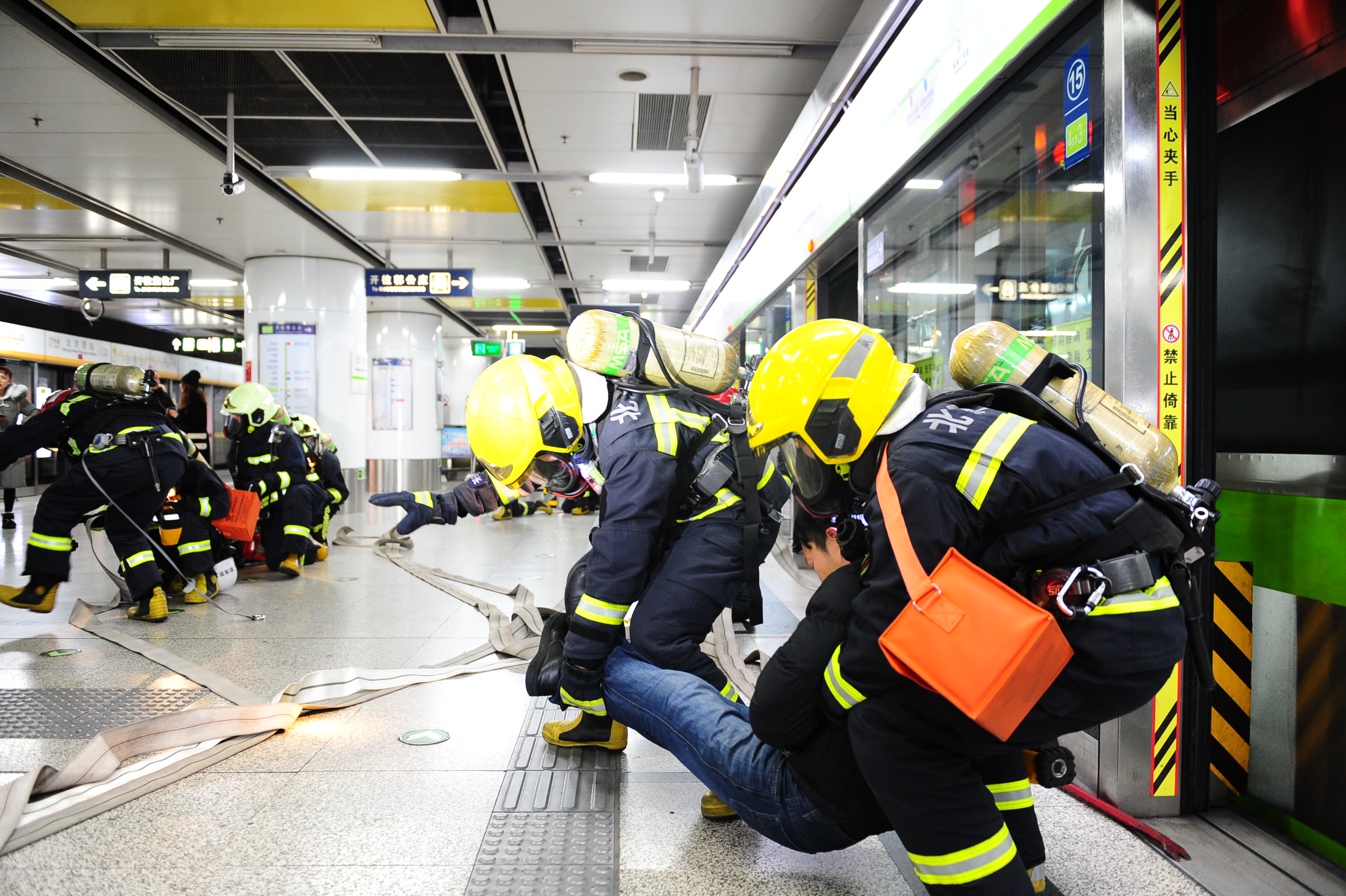 北京市急救中心等单位,在北京西站地下举行地铁灭火