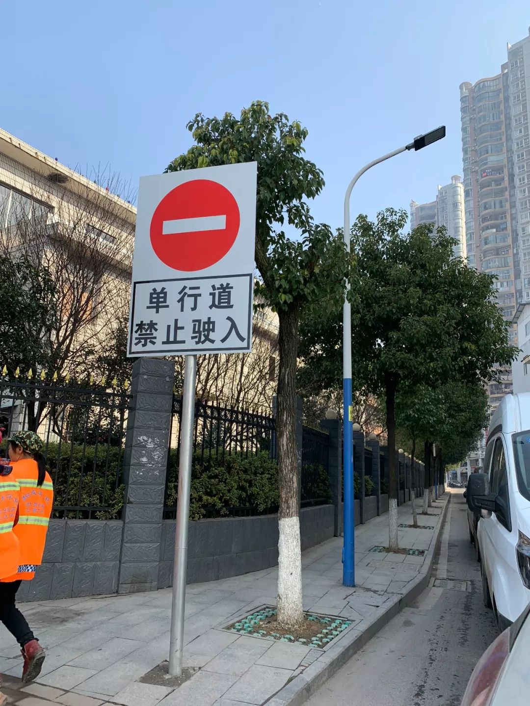 目前由沿河路进入一中巷路口已设置单行道警示标牌,禁止车辆驶入