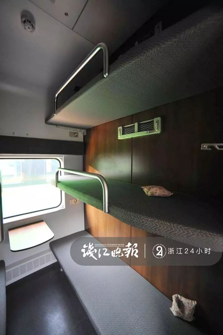 与以往绿皮车不同的是,"绿巨人"二等卧的上铺空间比绿皮车卧铺要增高