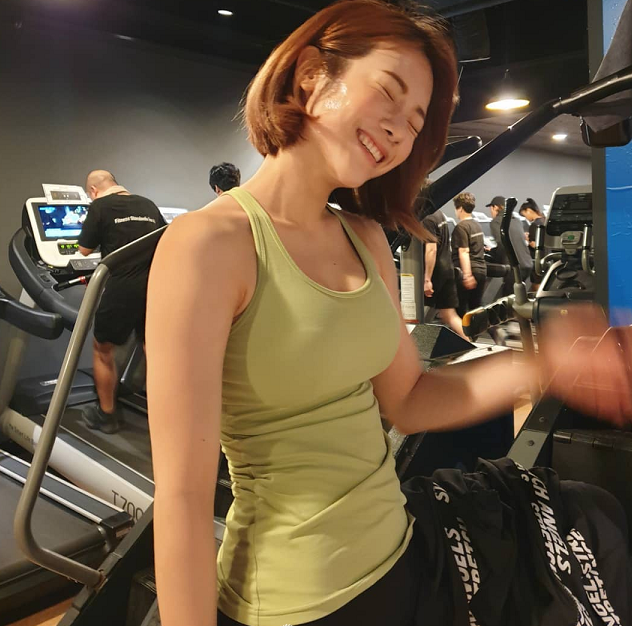 韩国健身教练秀身材 健身房舞动青春_健美