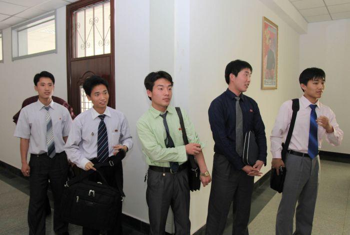 北韓：男人在大學當老師獲獎大房子，老婆擺地攤賺錢買了鋼琴人 未分類 第6張