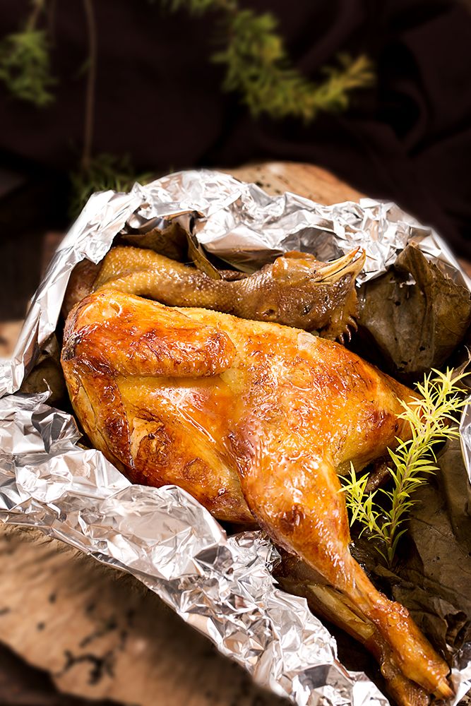 一打开锡纸包裹的鸡,那股香味便已经俘虏了你的嗅觉,金黄焦脆的外皮内