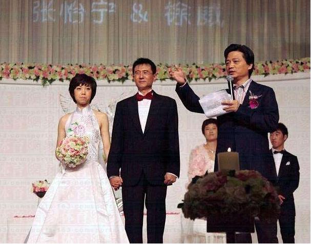 邓亚萍张怡宁两奥运冠军退役后,一个当博士自己挣钱一个嫁大丈夫