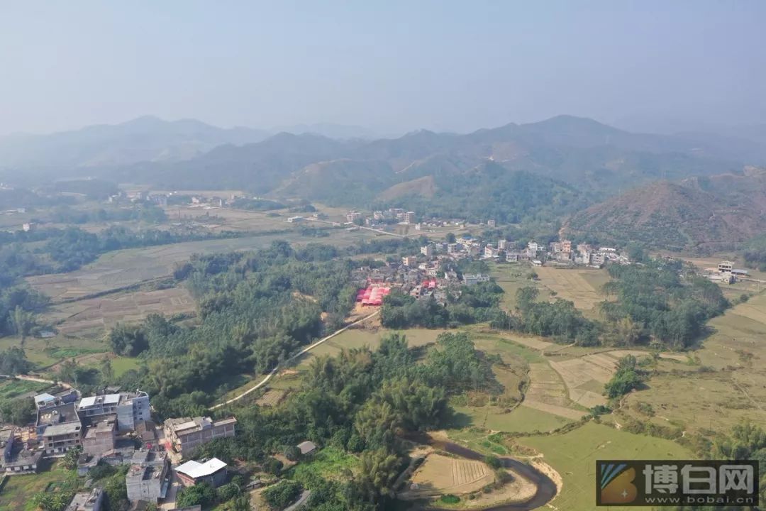 木头坡屯冯氏祖堂博白县水鸣镇大岭村木头坡背靠群山,面临南流江绿水