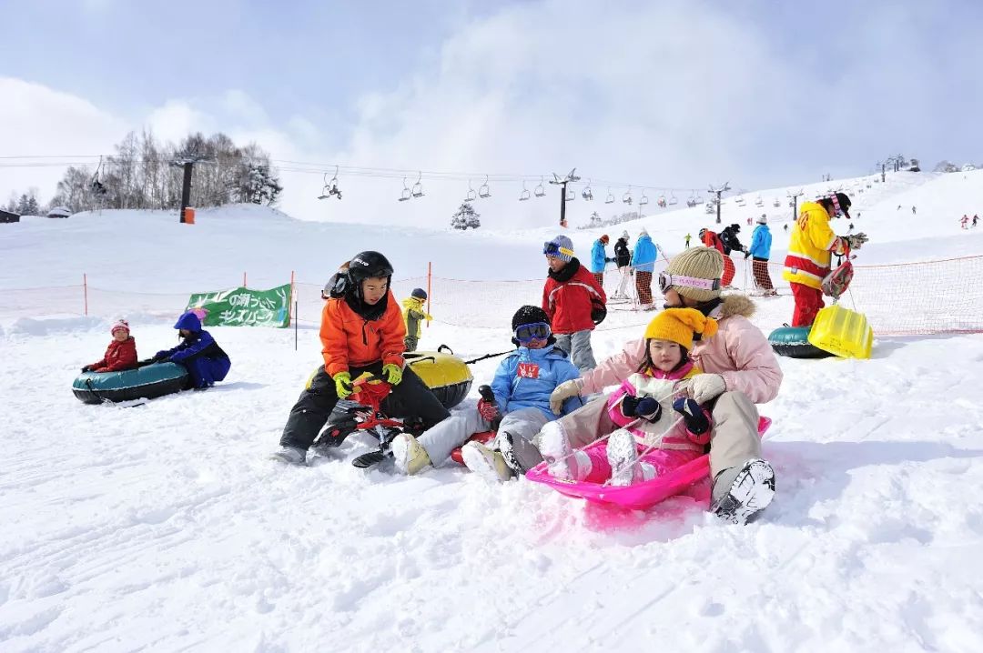 来到上坡地滑雪场,见到众多的雪上乐园主题项目,毫不掩饰内心激动的