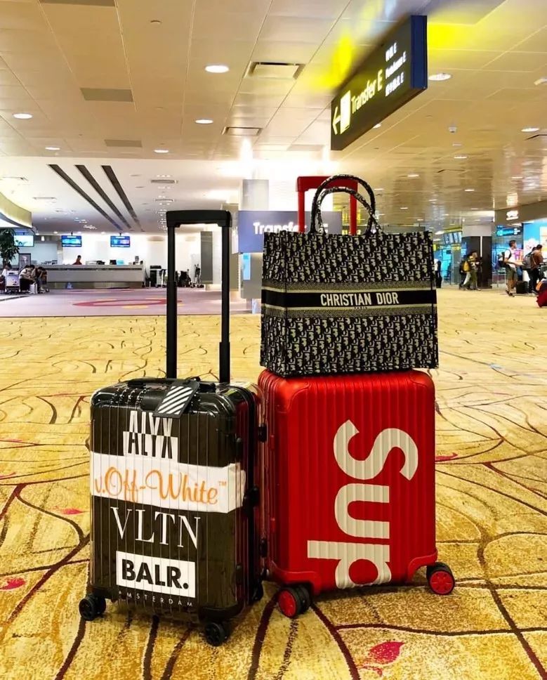 一张朋友圈,99%都是在机场拍的,拍自己拍机票还有最重要的配饰:行李箱