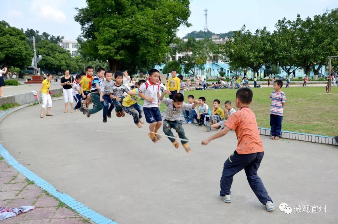 宜州区德胜镇中心小学学生进行课外活动.(白璐 摄)